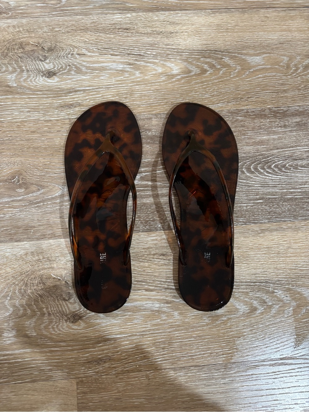 Women’s Tortoiseshell Flip Flop Sandals – Sleek Brown Design